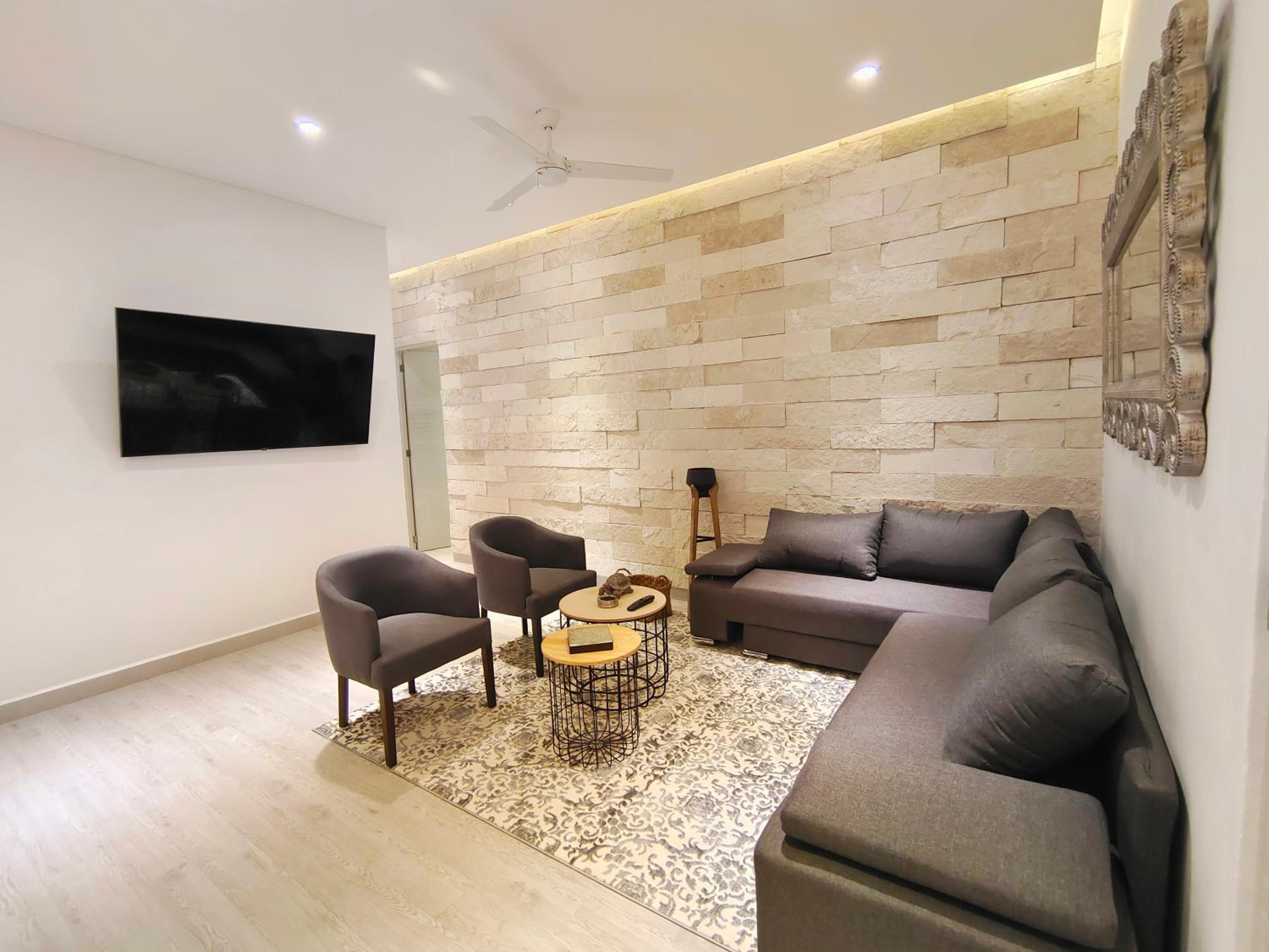 1st Luxury Warehouse