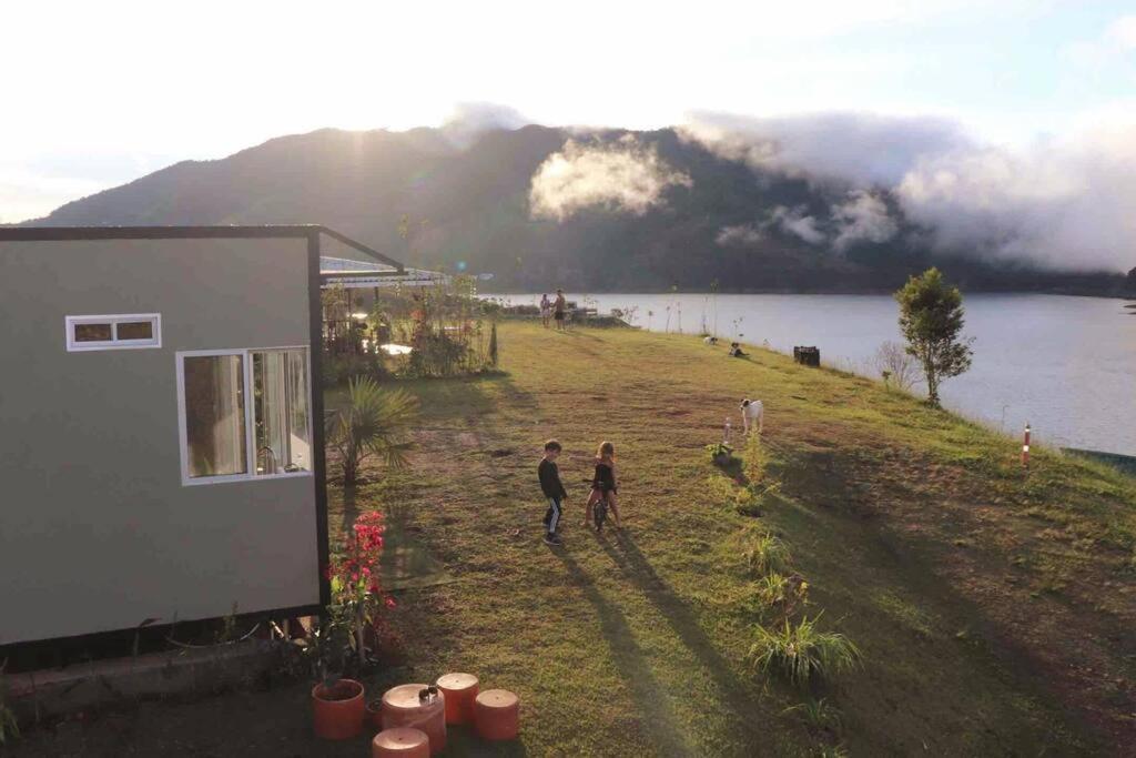 TINY HOUSE , frente al lago