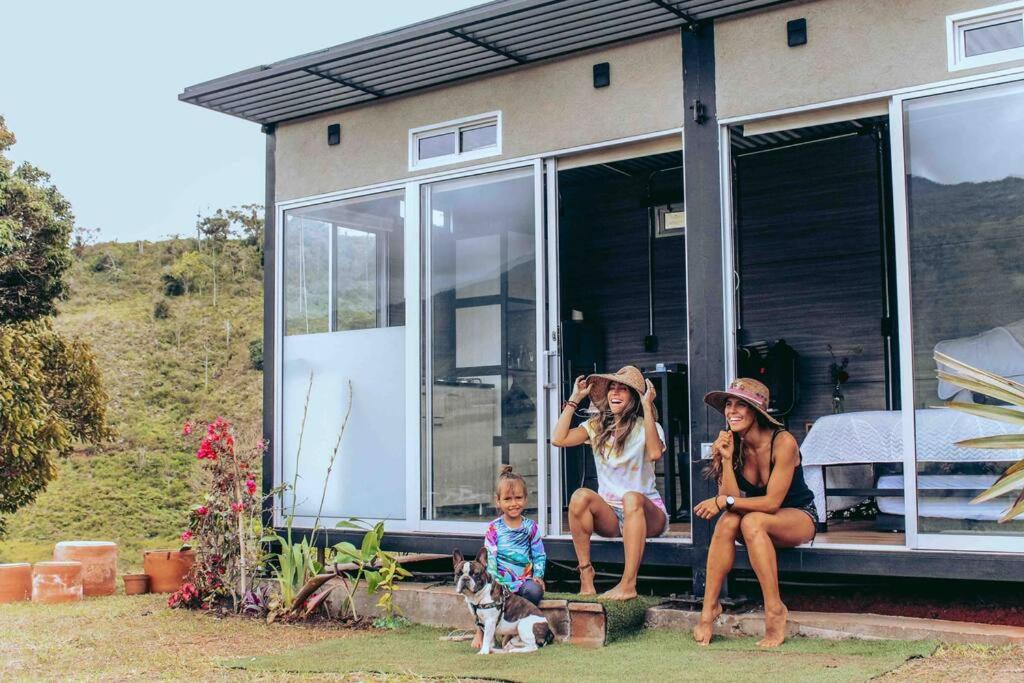 TINY HOUSE , frente al lago