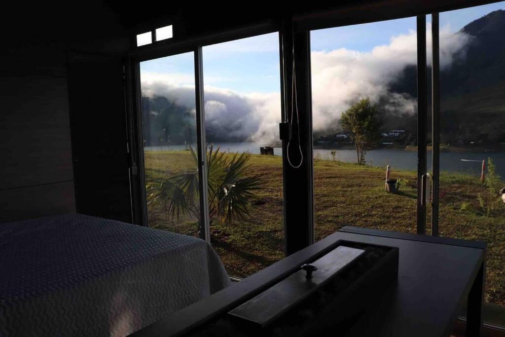 TINY HOUSE , frente al lago