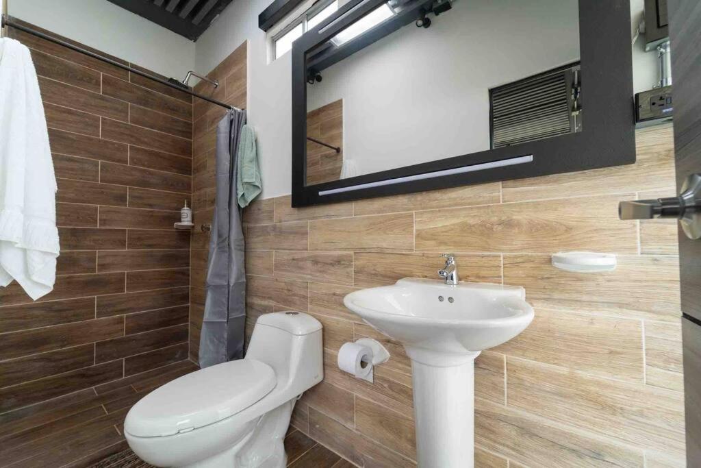 TINY HOUSE , frente al lago