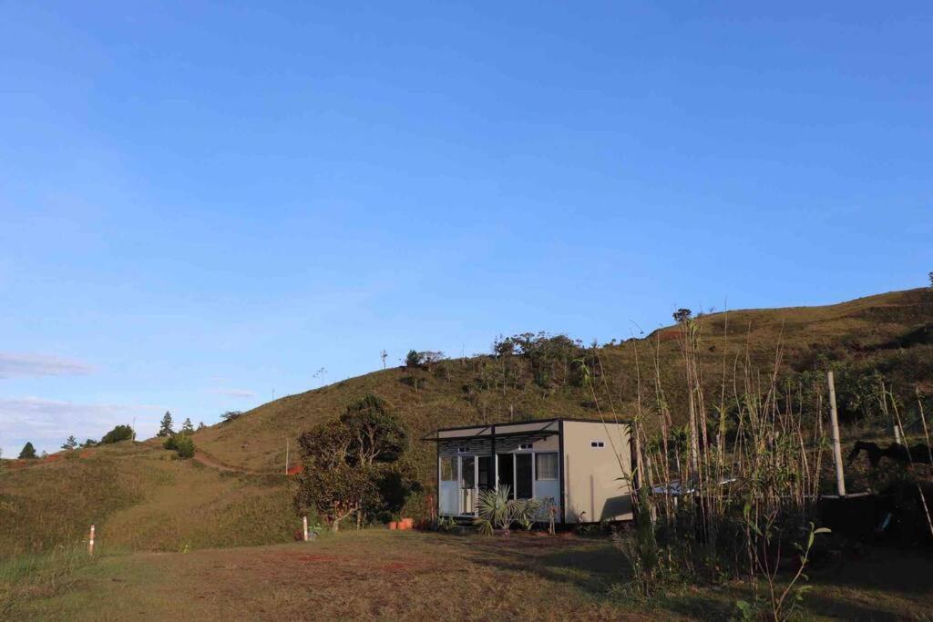 TINY HOUSE , frente al lago