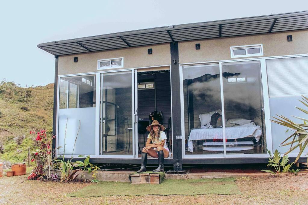 TINY HOUSE , frente al lago