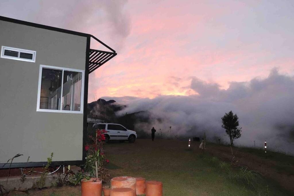 TINY HOUSE , frente al lago