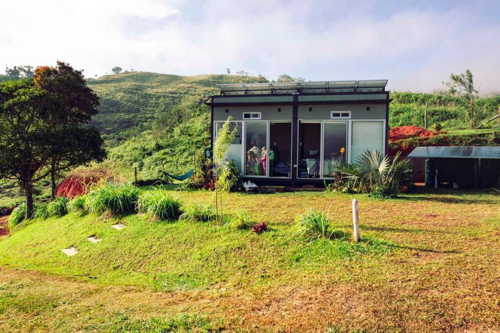 TINY HOUSE , frente al lago
