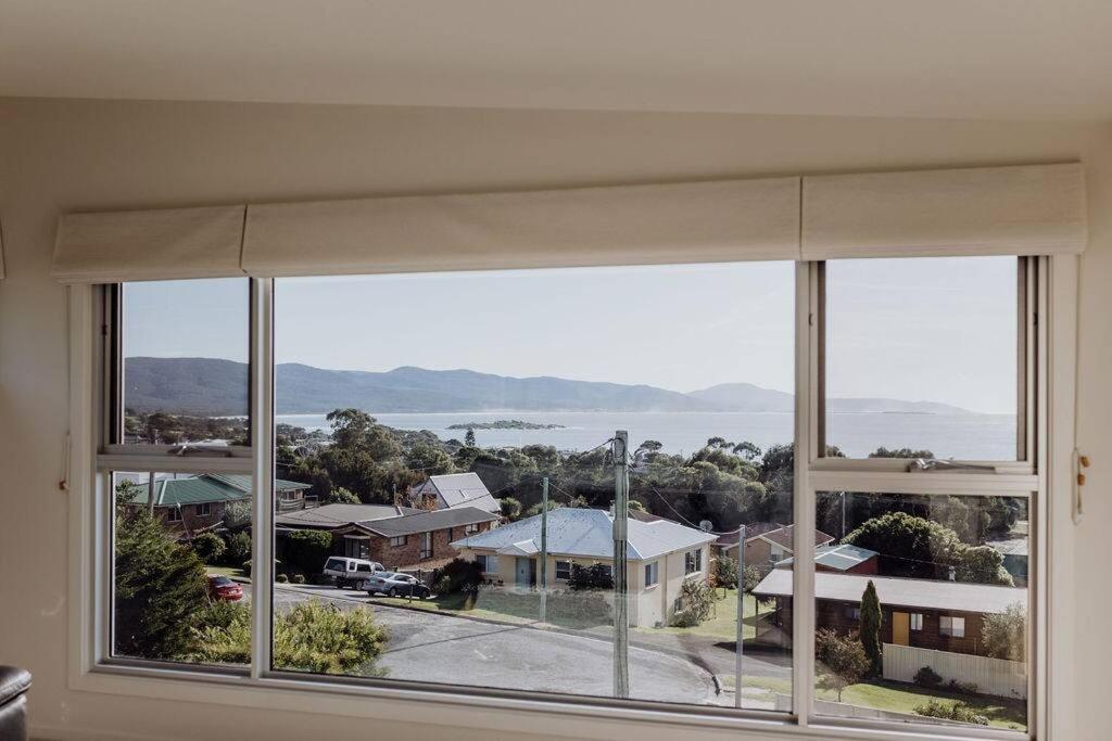 The Watch House - Panoramic Views of Bicheno Ocean