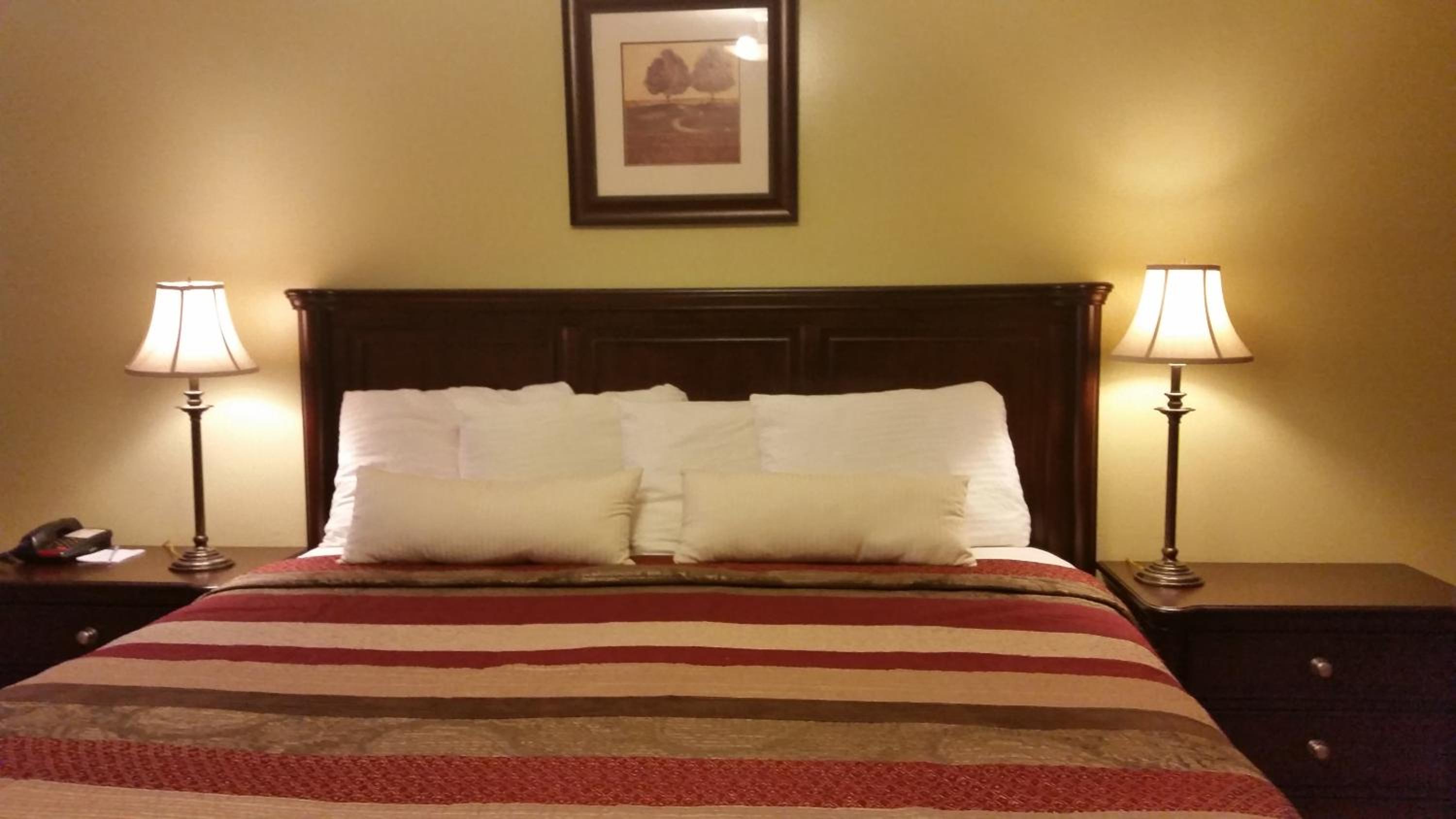 Parkway Motel & European Lodges