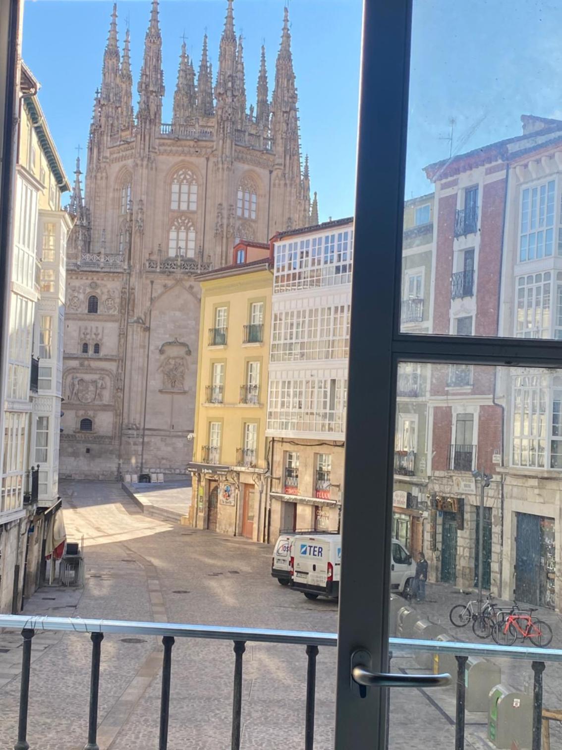 APARTAMENTOS LA FLORA BURGOS todos con aire acondicionado y ascensor