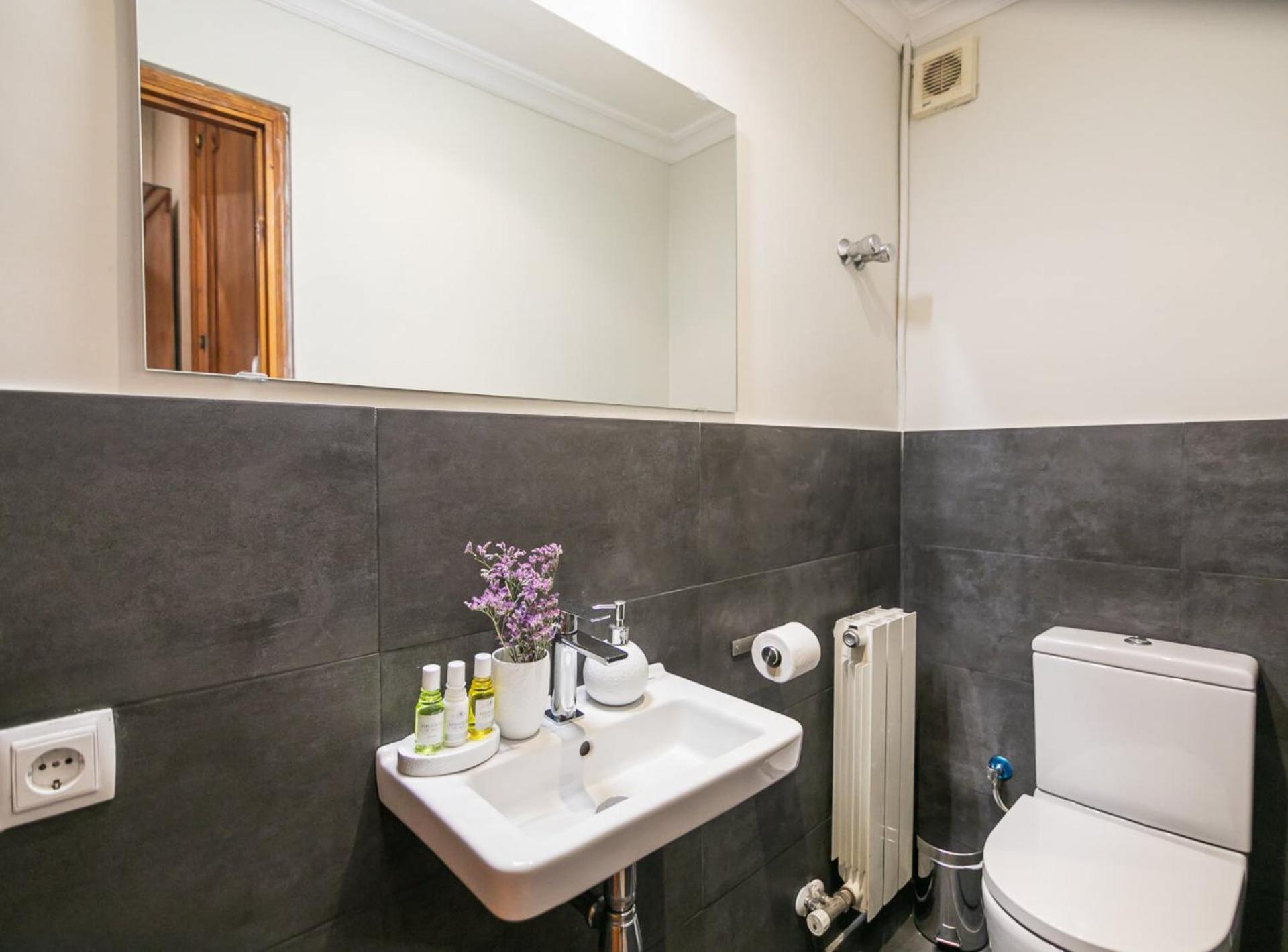 Avinyo 2 Gotic · Spacious Loft in Gothic Quarter!