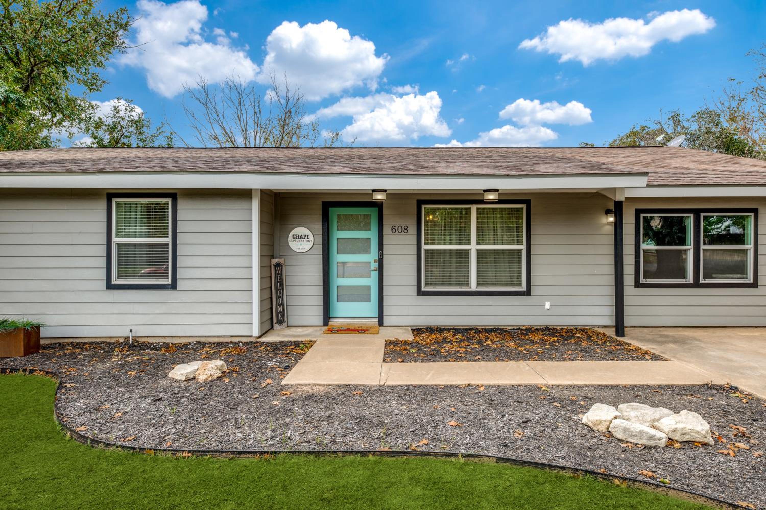 Hotel Cozy 4 Bedroom Home Blocks to Main Street and Wineries - Image 1