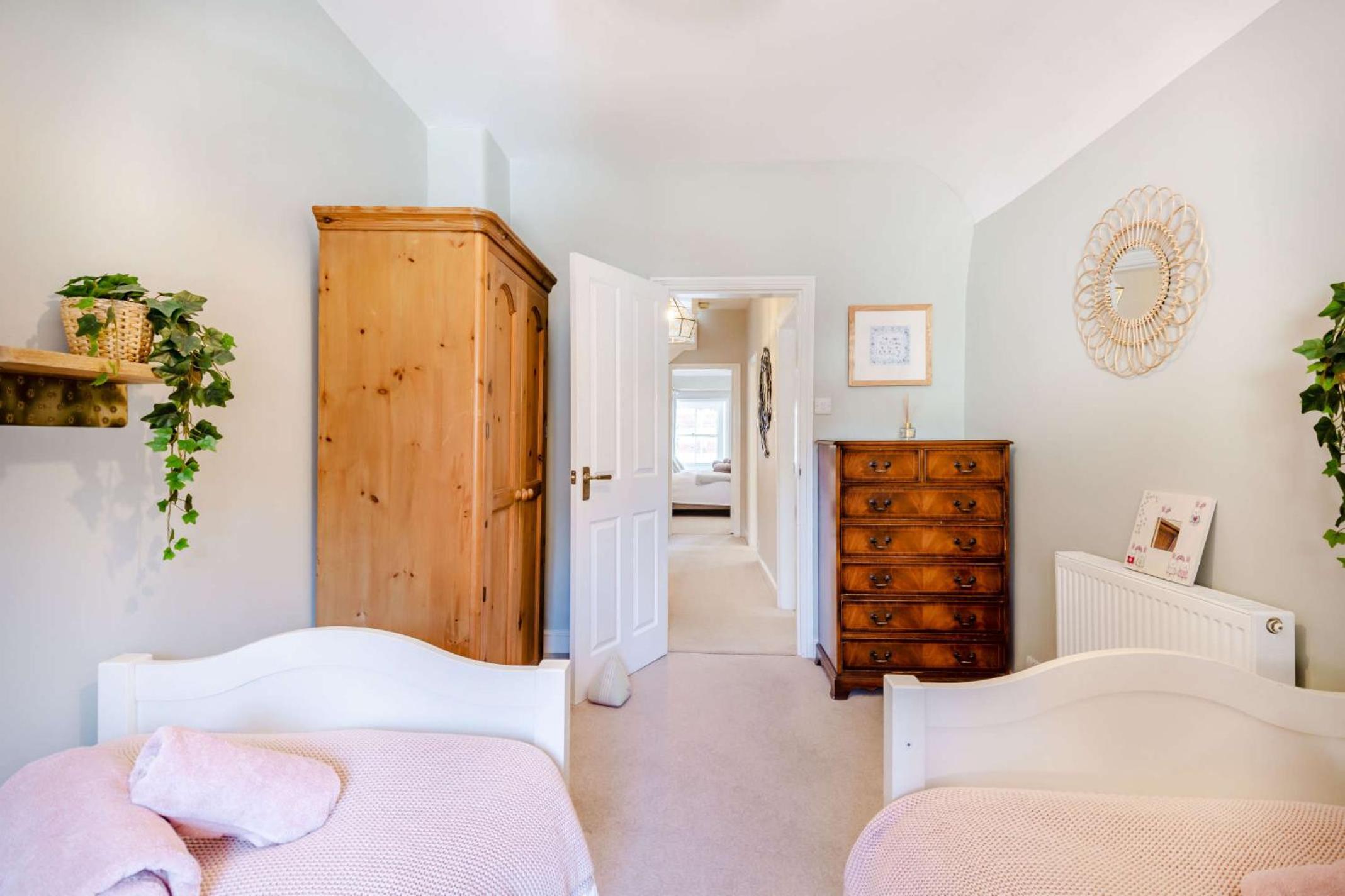 Passiflora Cottage Close to Swanage Beach and Town Sleeps 7