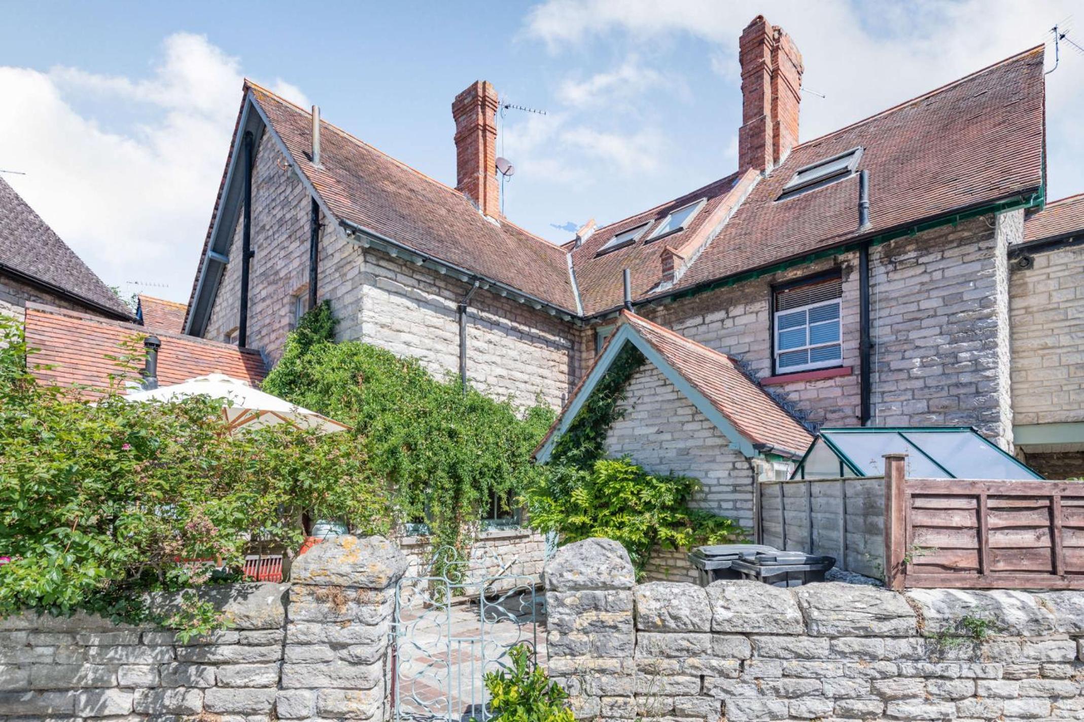 Passiflora Cottage Close to Swanage Beach and Town Sleeps 7