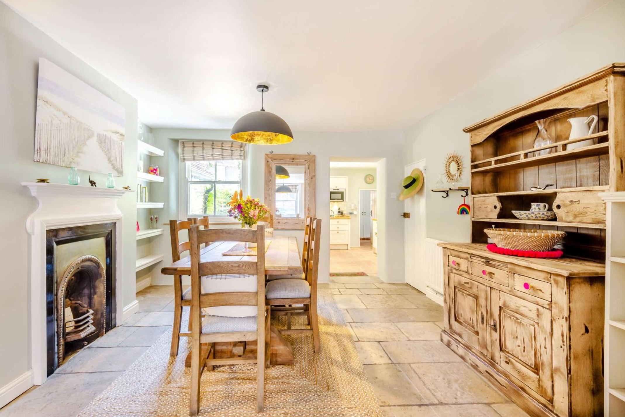 Passiflora Cottage Close to Swanage Beach and Town Sleeps 7