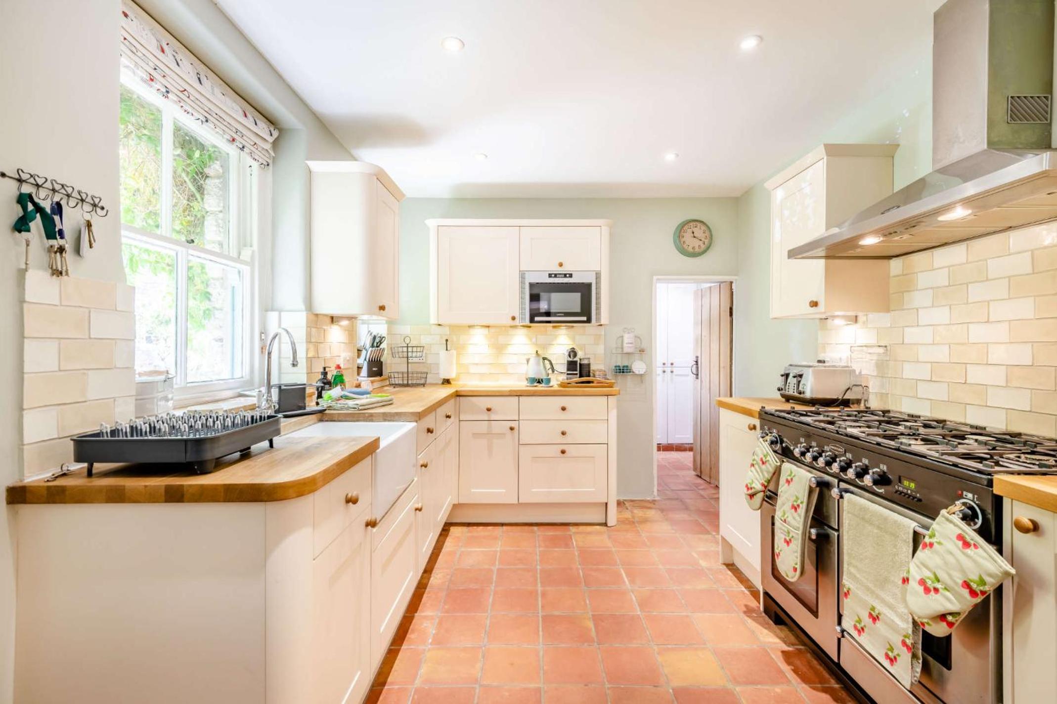 Passiflora Cottage Close to Swanage Beach and Town Sleeps 7