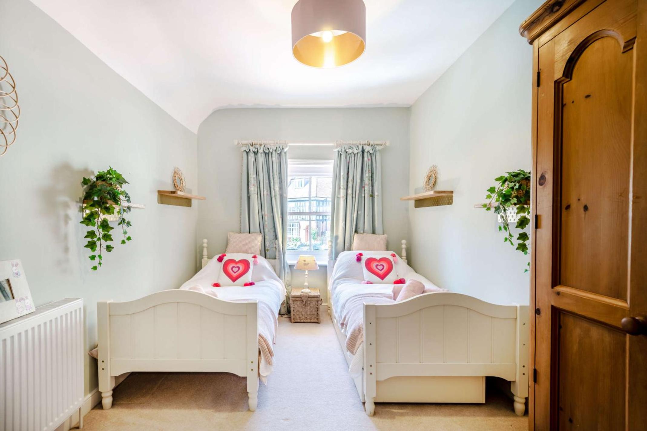 Passiflora Cottage Close to Swanage Beach and Town Sleeps 7