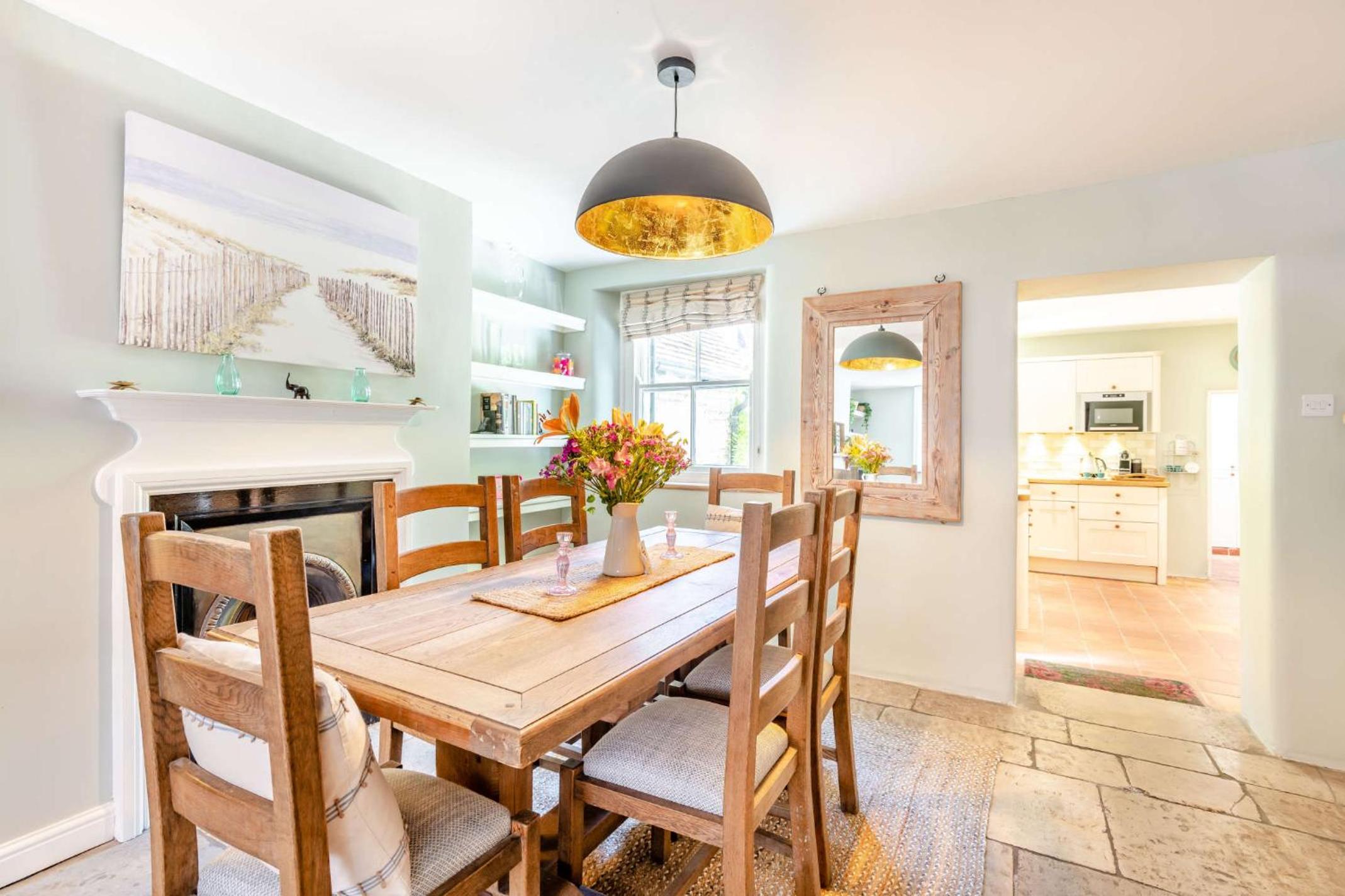 Passiflora Cottage Close to Swanage Beach and Town Sleeps 7