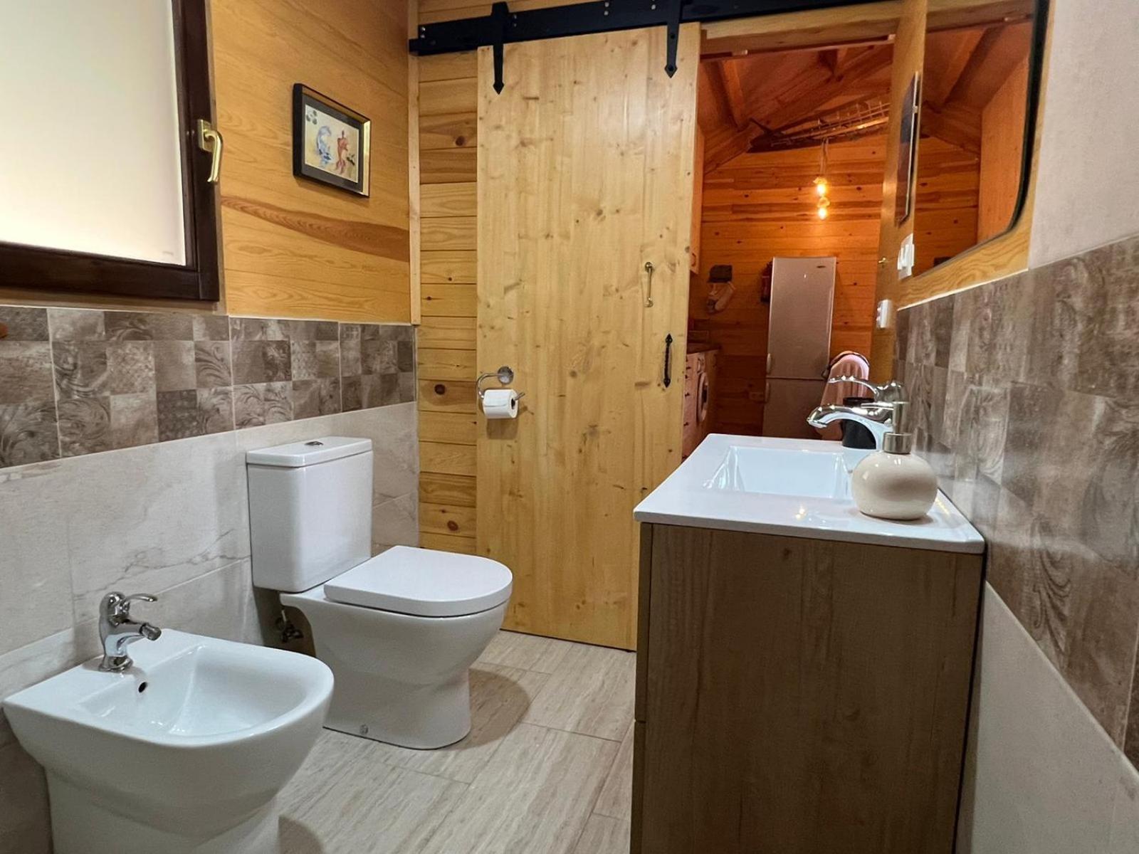Rustic Cabin in the Woods/Cabaña en el bosque view 4