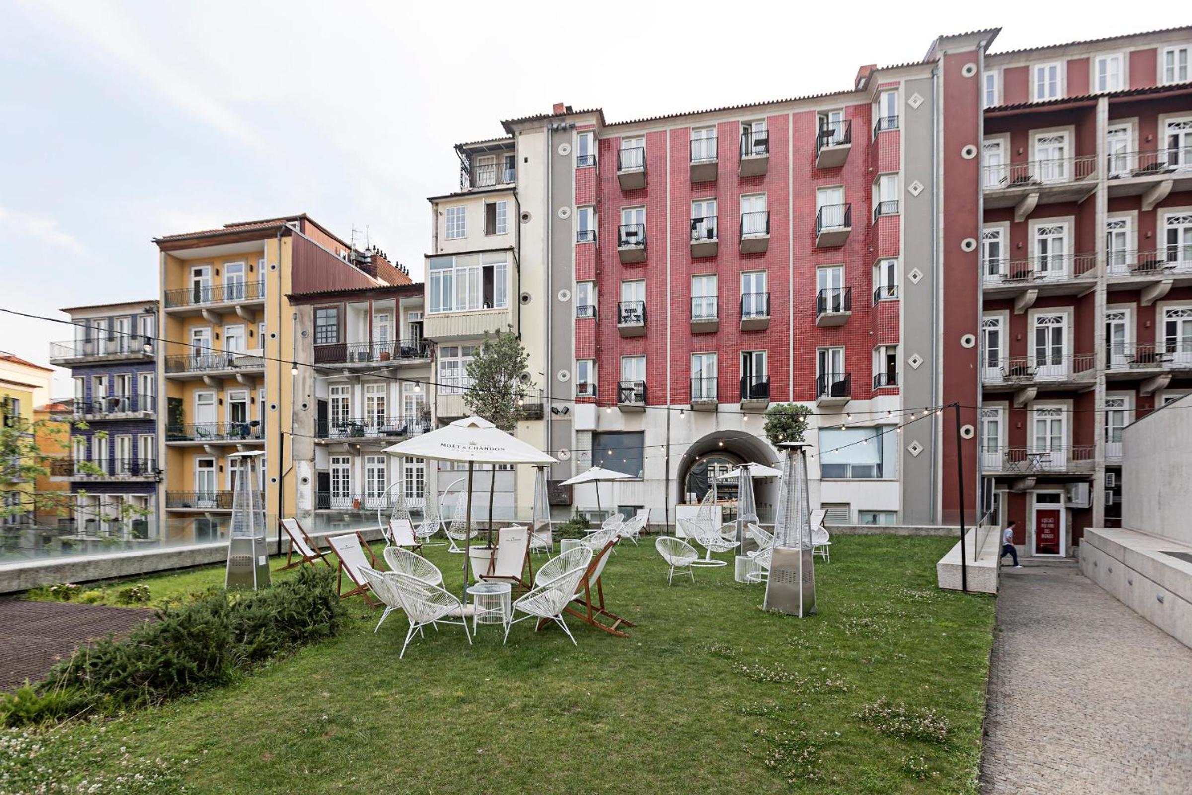 Palácio das Cardosas Studio by LovelyStay view 4