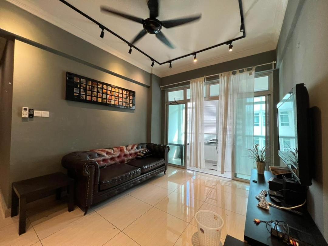 8pax Mount austin Midori Green homestay