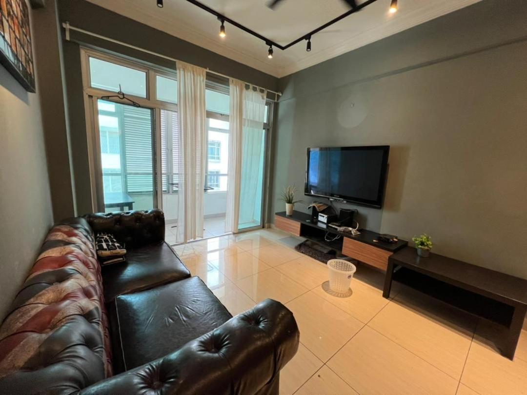 8pax Mount austin Midori Green homestay