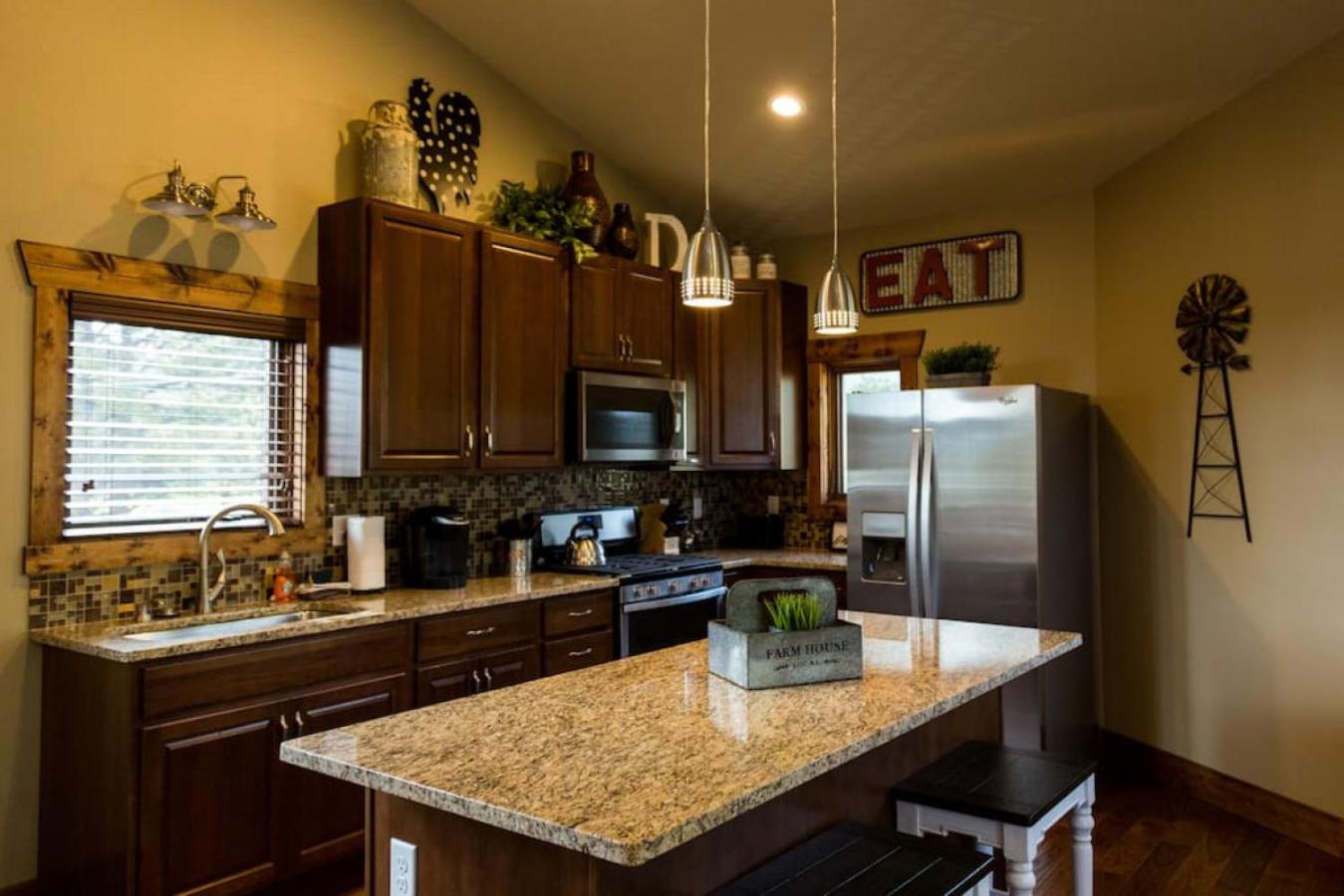 Spacious 2nd story loft with awesome views