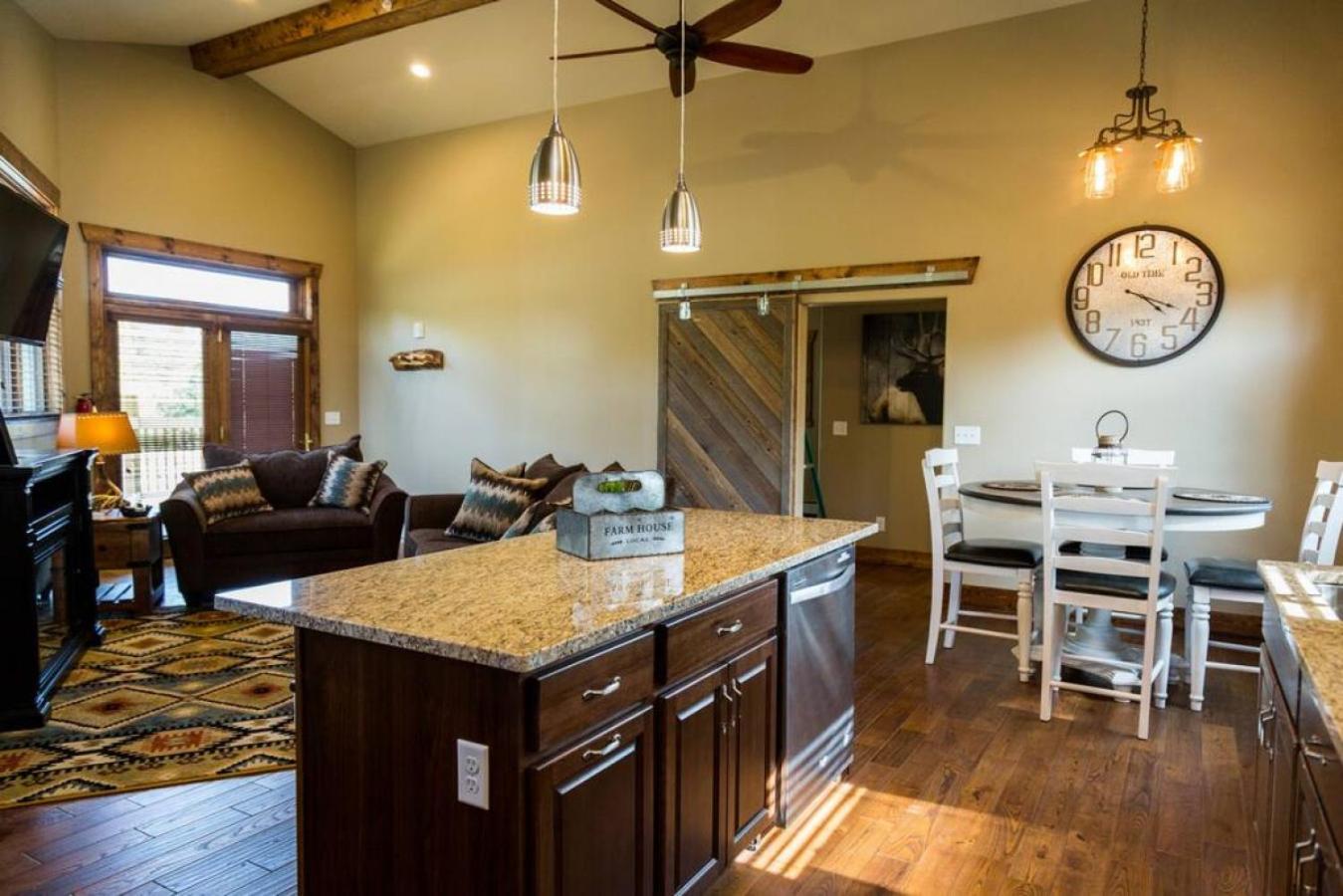 Spacious 2nd story loft with awesome views