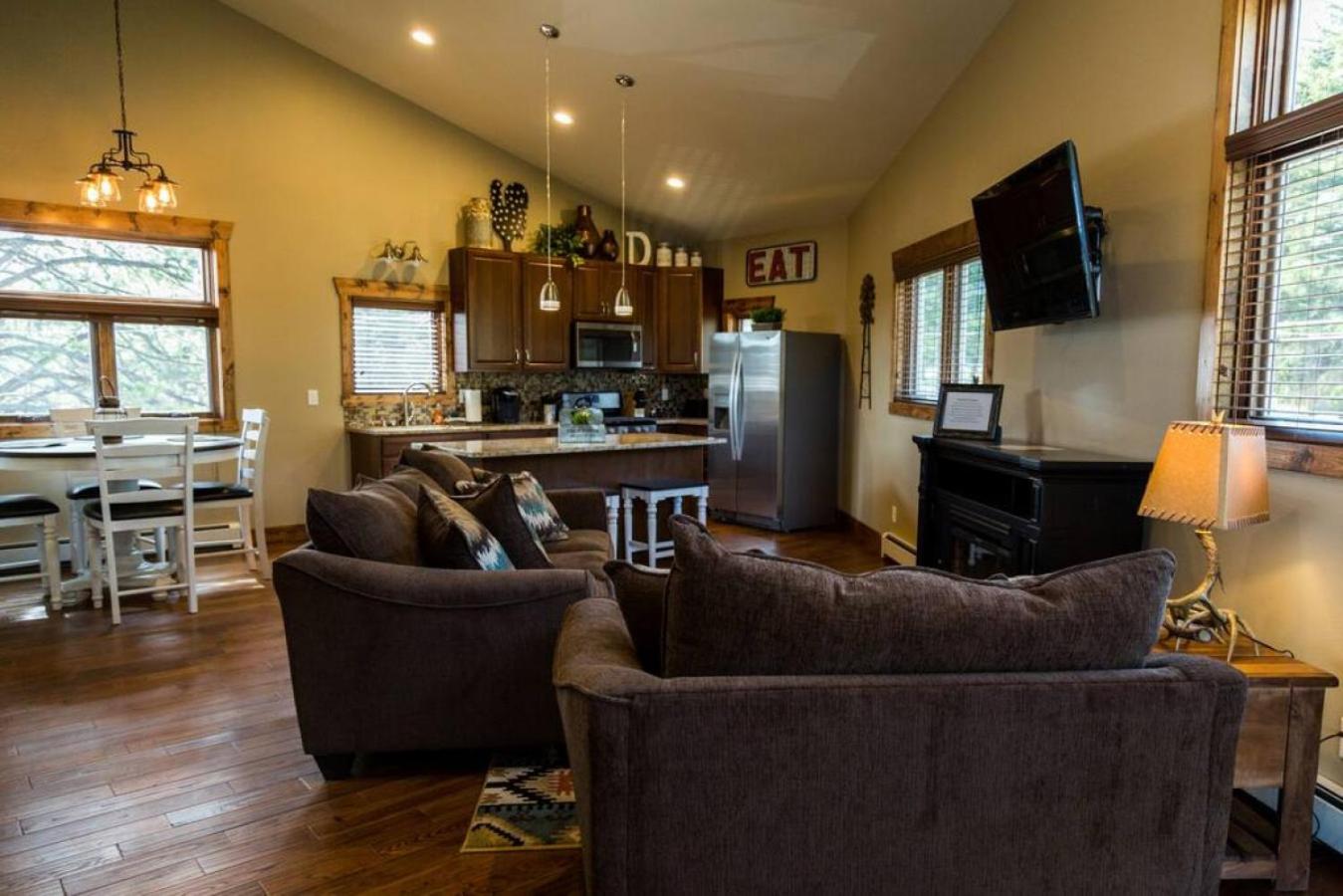 Spacious 2nd story loft with awesome views