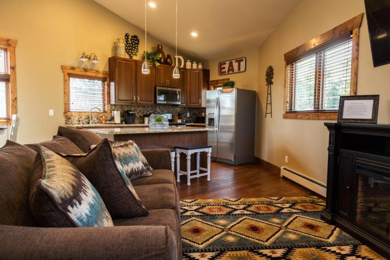 Spacious 2nd story loft with awesome views