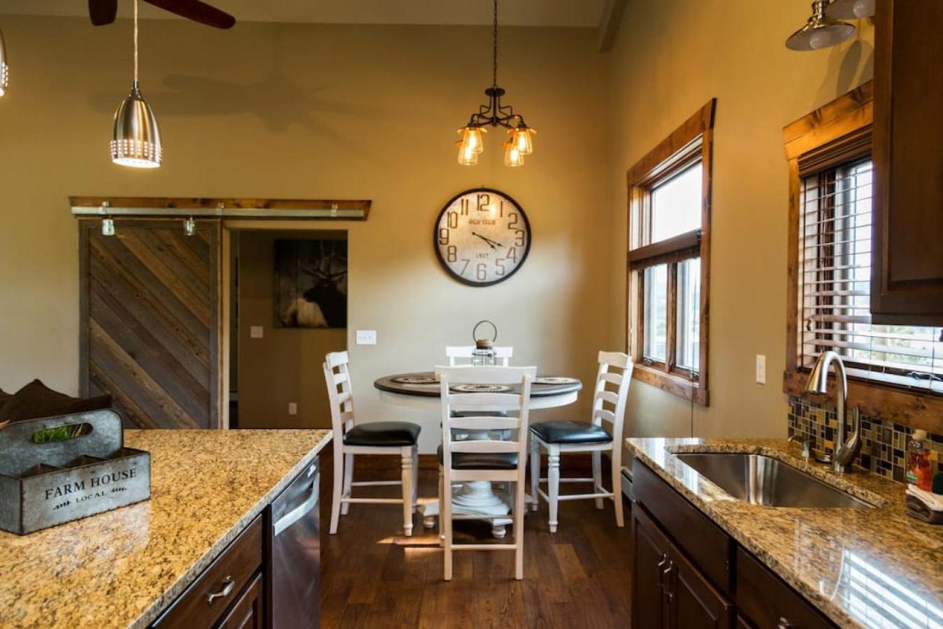 Spacious 2nd story loft with awesome views