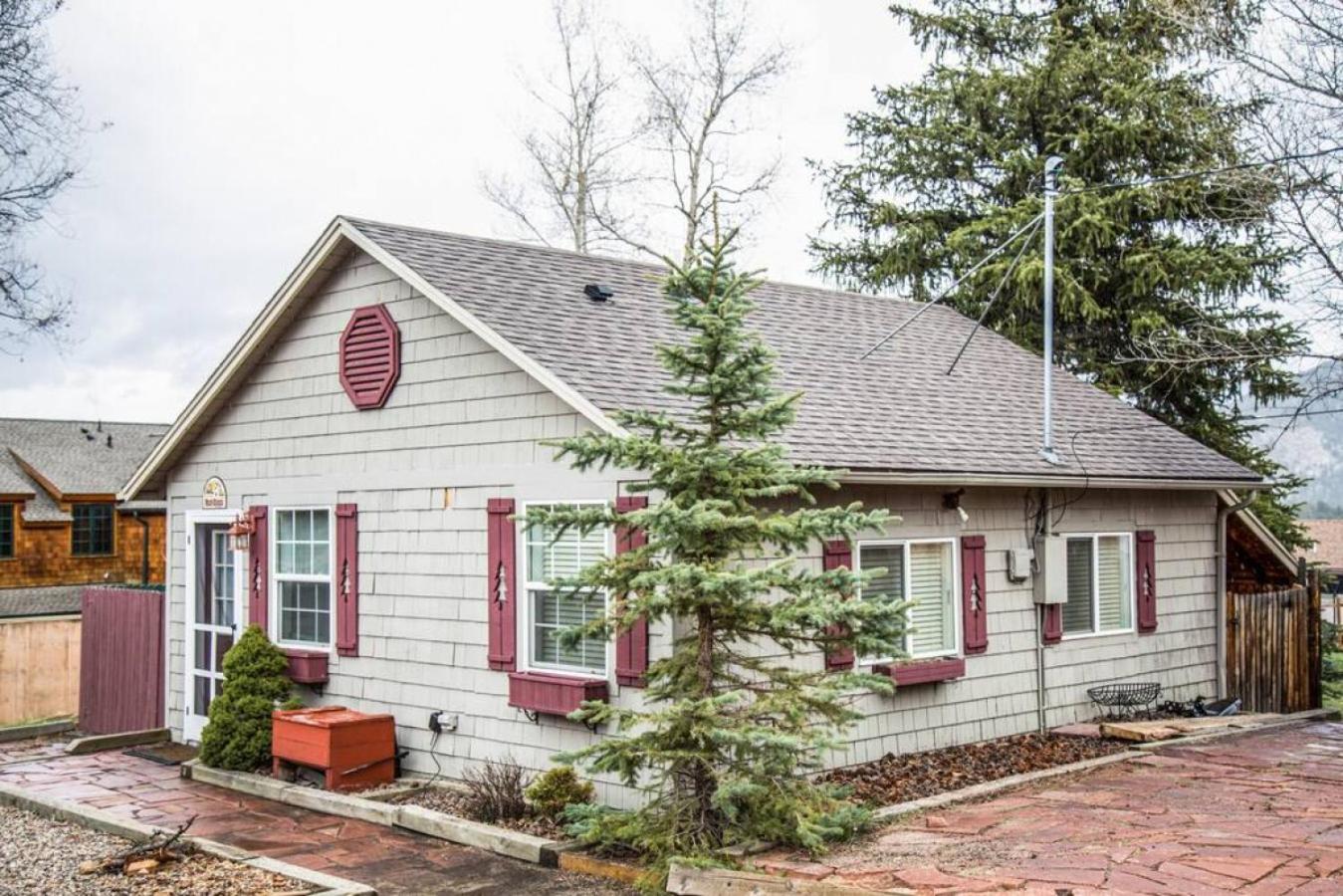 Mt Olympus Cabin, Cozy 1 bedroom cabin Great for couples view 2