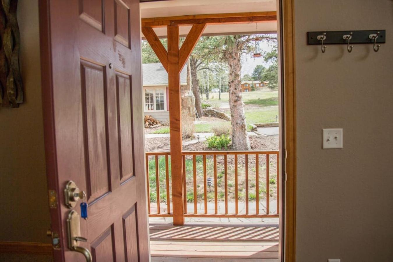 Twin Owls Lodge, Great for families Master bedroom, Loft, full kitchen, Dogs OK view 3