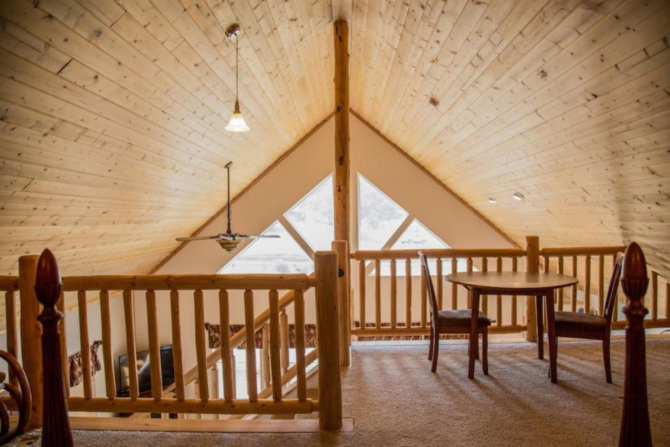 Twin Owls Lodge, Great for families Master bedroom, Loft, full kitchen, Dogs OK view 4