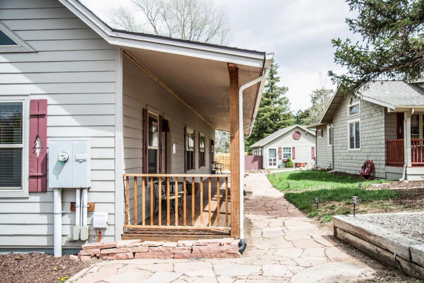 Twin Owls Lodge, Great for families Master bedroom, Loft, full kitchen, Dogs OK view 5