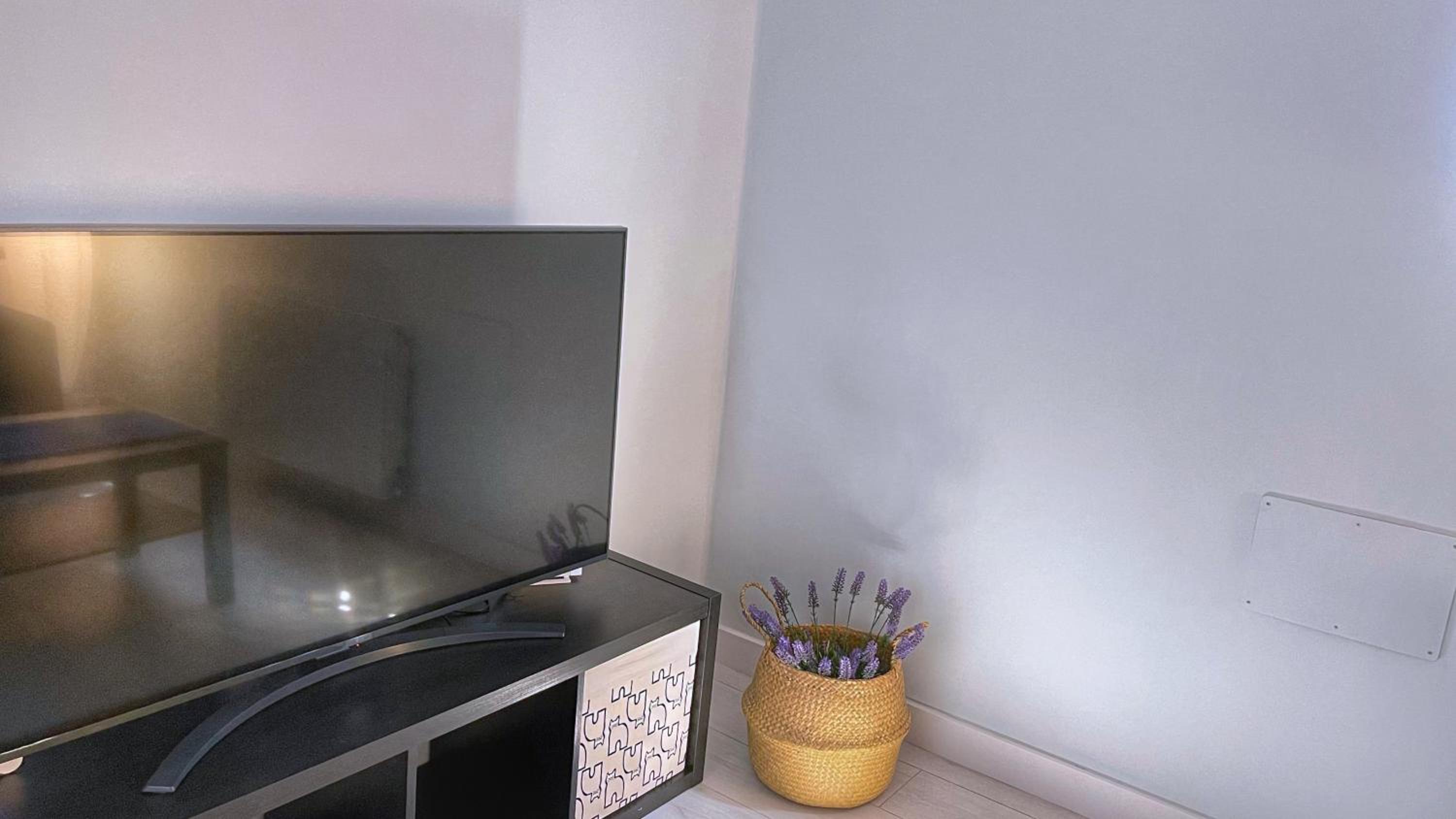VT Flat Reformado con Escritorio de Trabajo y Wifi