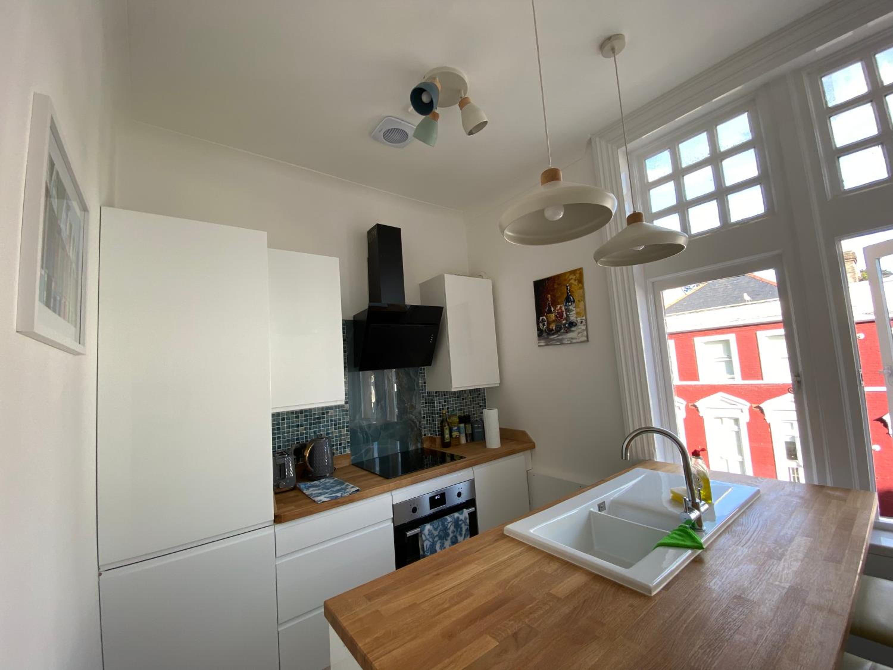 High Street Views large 3BR - Sleeps 7 - 10 min walk to beach - Ideal for Groups, Families, Contractors view 2
