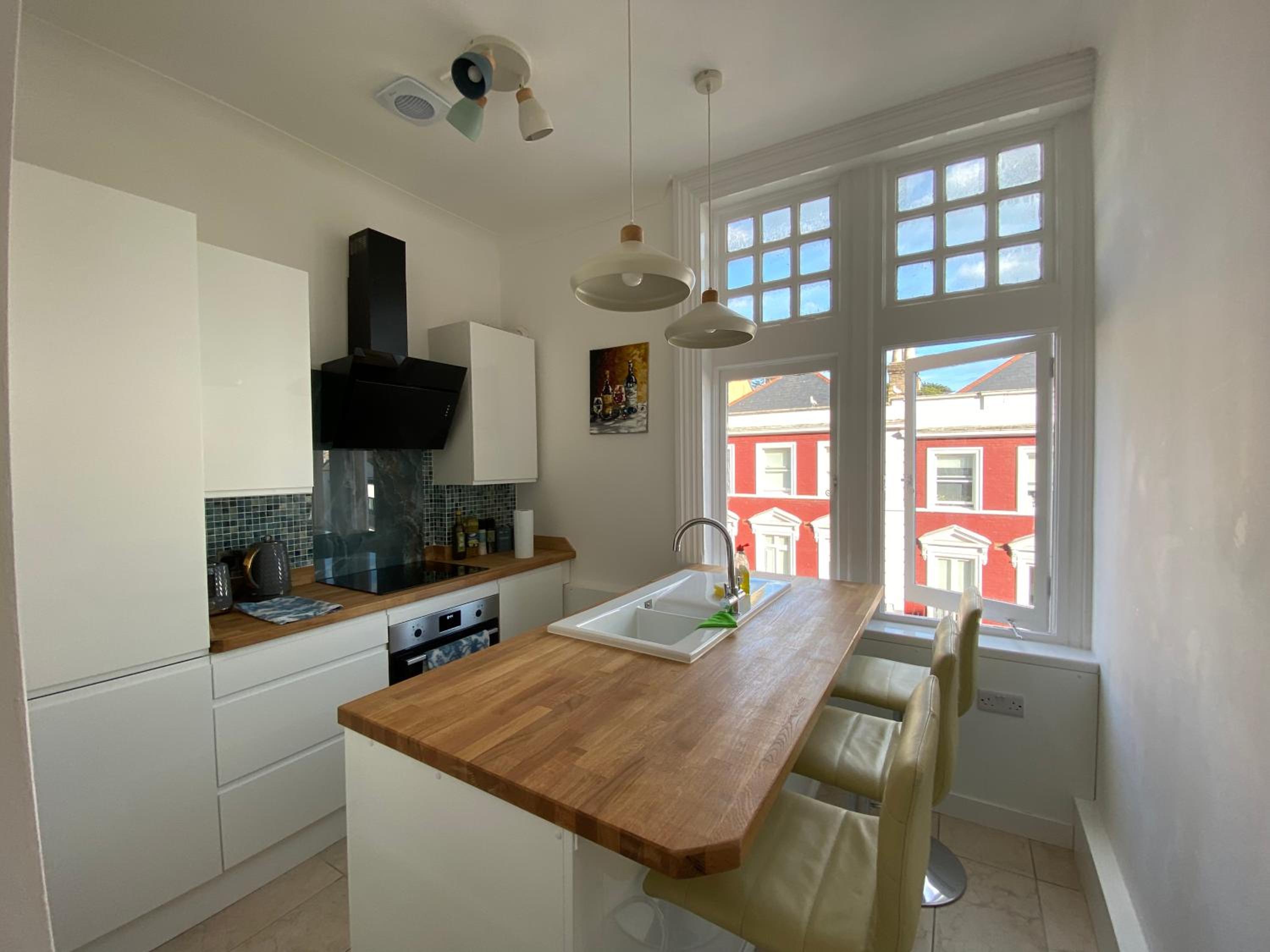 High Street Views large 3BR - Sleeps 7 - 10 min walk to beach - Ideal for Groups, Families, Contractors view 3