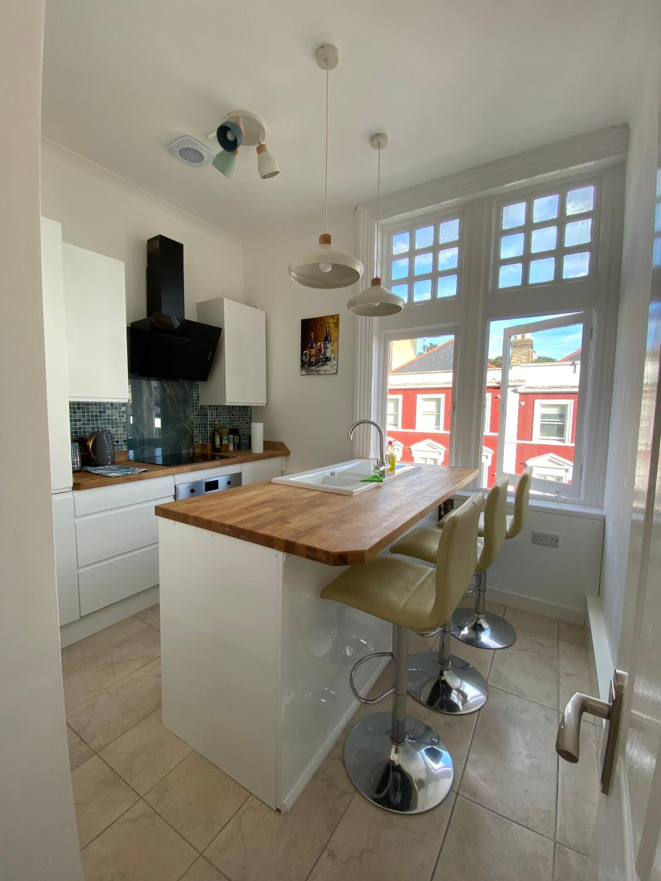High Street Views large 3BR - Sleeps 7 - 10 min walk to beach - Ideal for Groups, Families, Contractors view 4