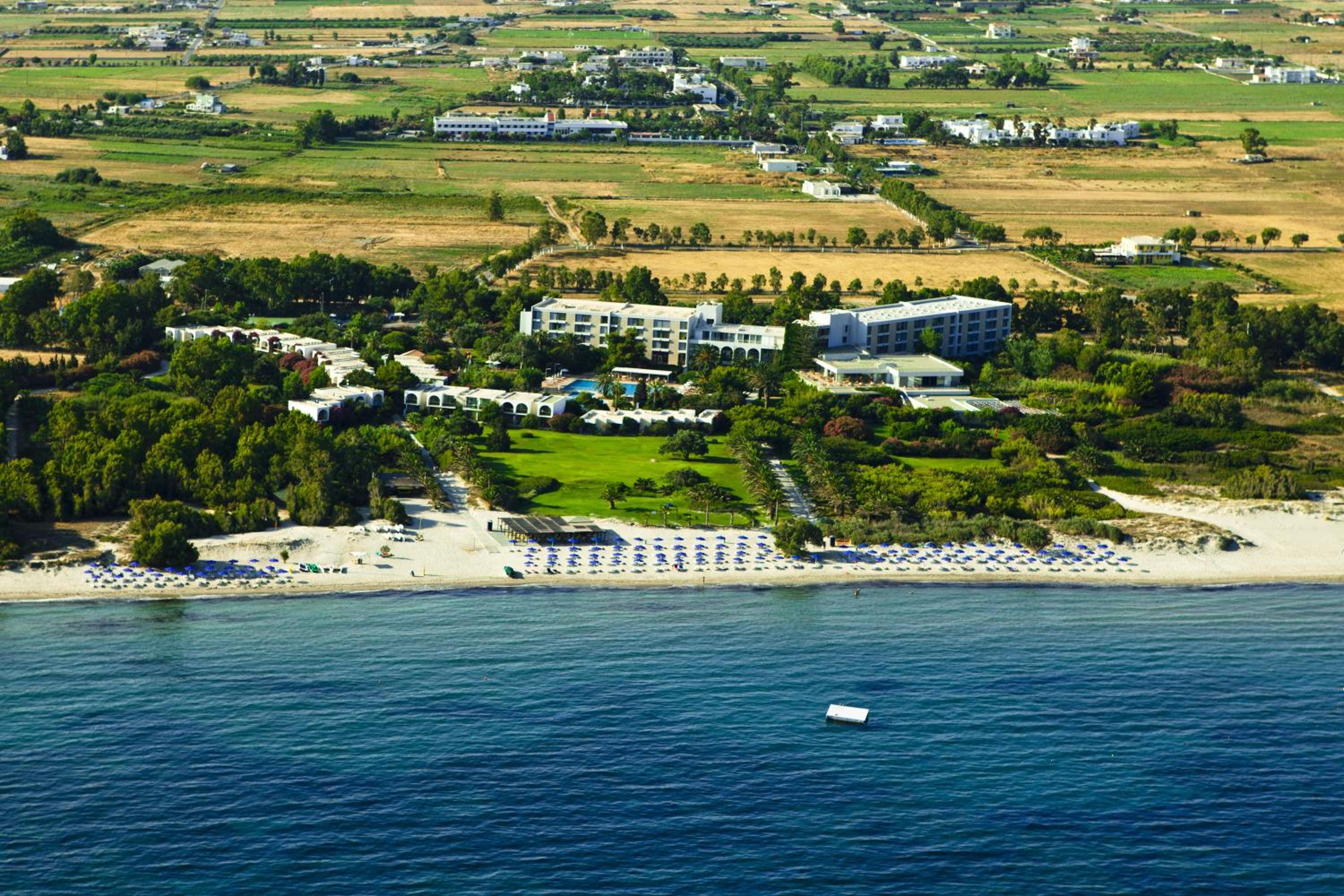 Hotel Caravia Beach Hotel - Image 1