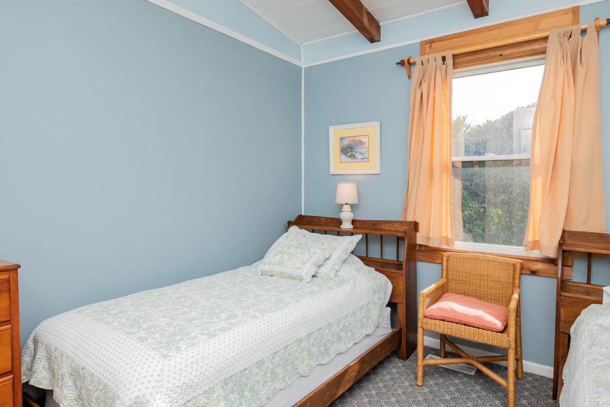 A Shore Place by Oak Island Accommodations view 2