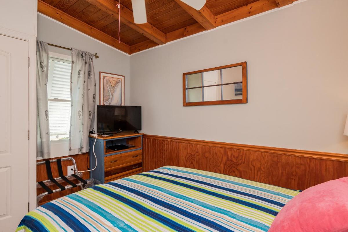 A Shore Place by Oak Island Accommodations view 4