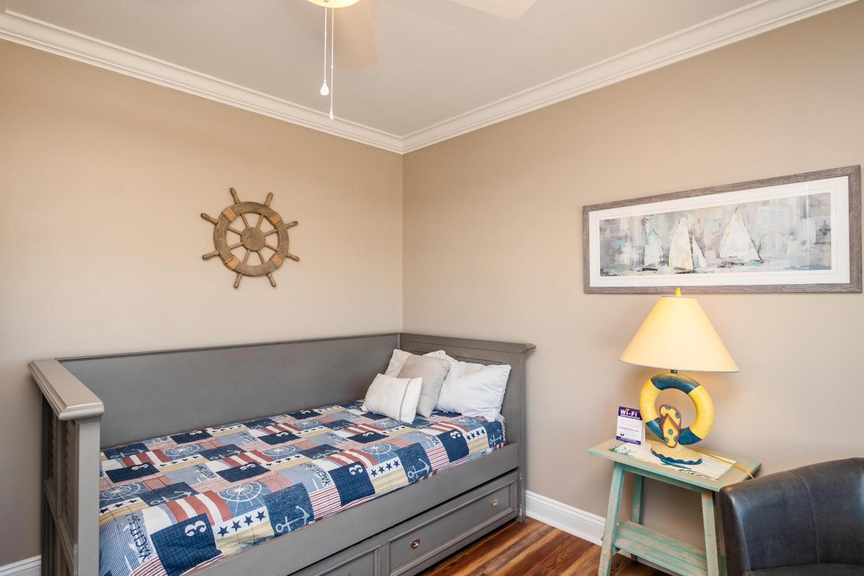 A Villa Roja by Oak Island Accommodations view 5