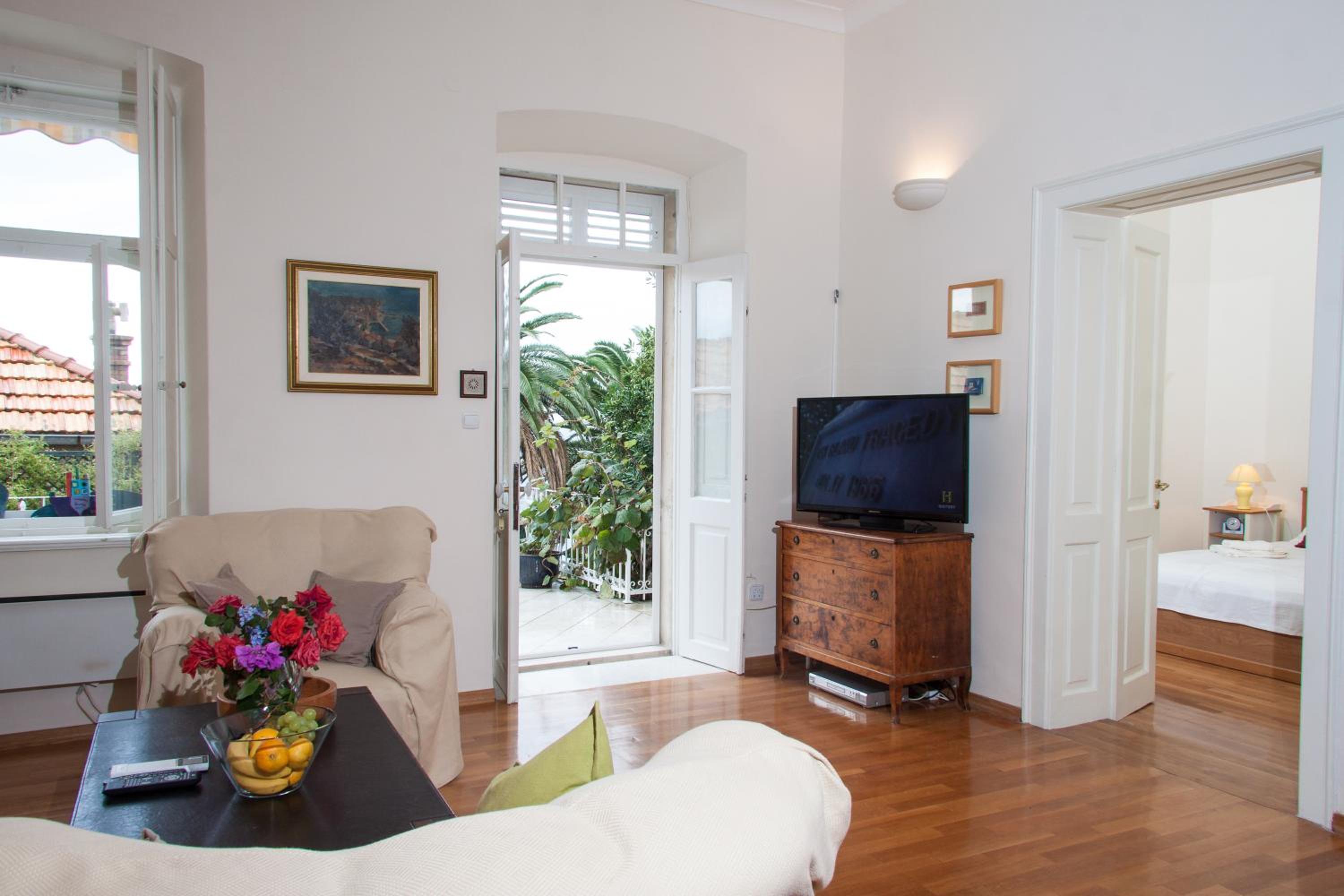 Secret Garden Apartment by Irundo