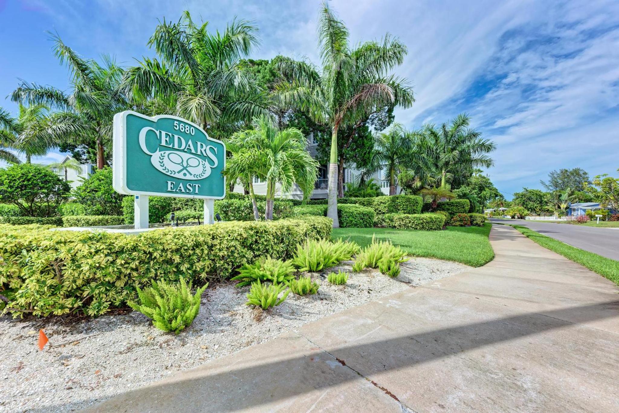 Longboat Key Cedars Beach House-Pet Friendly-2 Minute To The Beach - Property Image 1