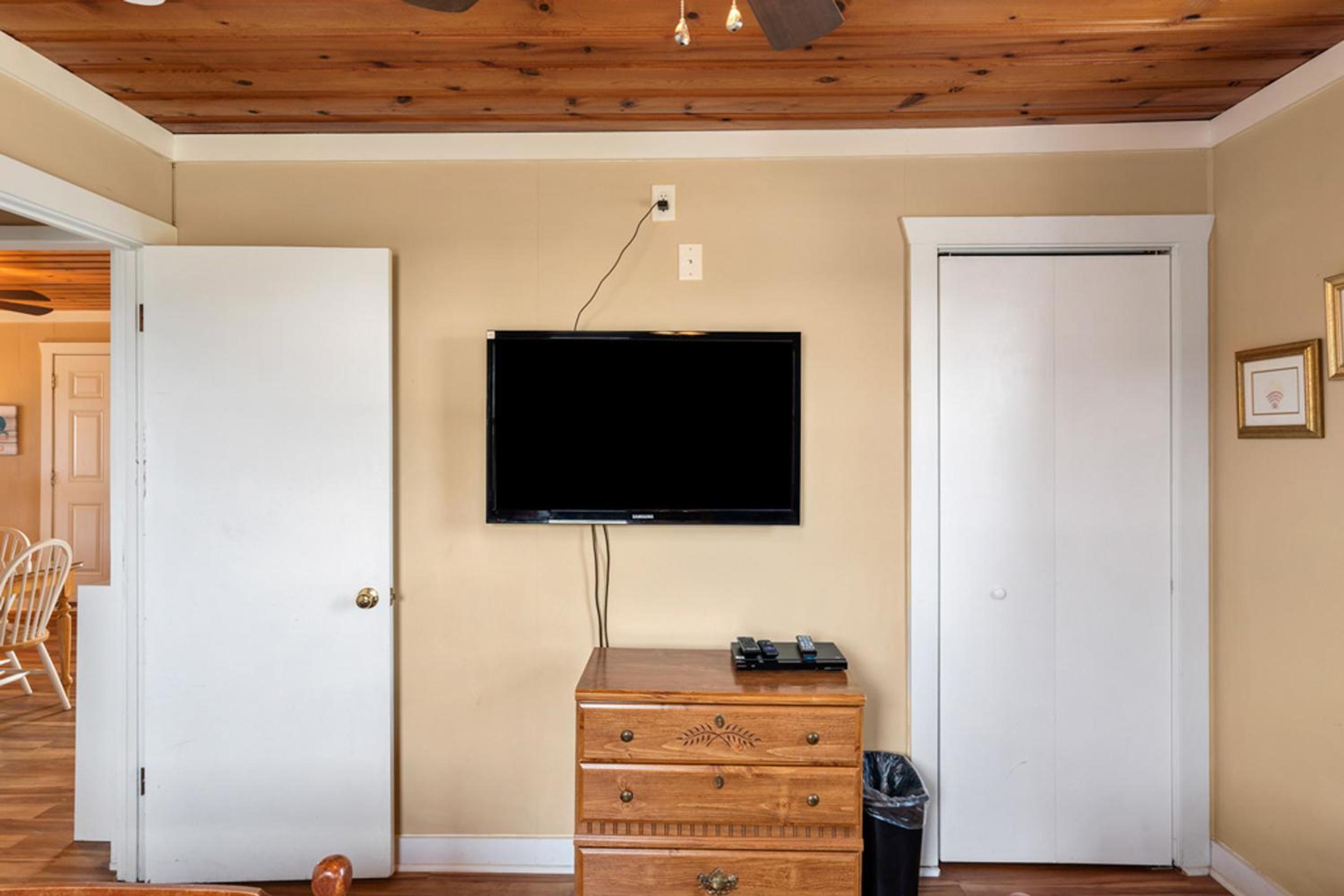 A Beach Music Paradise by Oak Island Accommodations view 4
