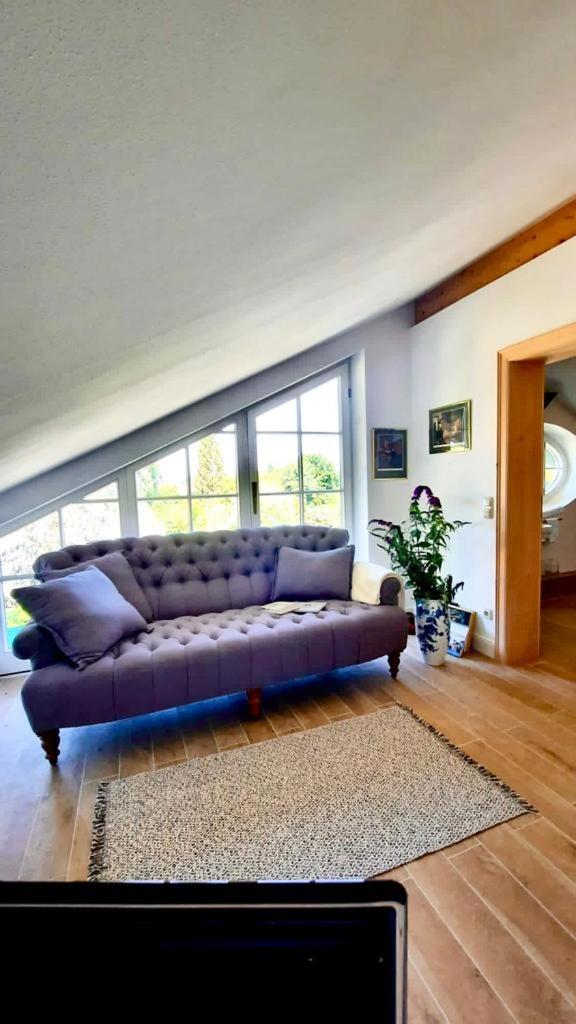 Ruhige Ferienwohnung in seenaher Künstlervilla in Gstadt