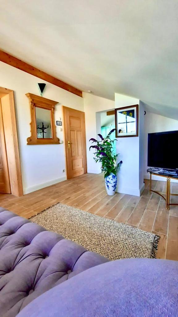 Ruhige Ferienwohnung in seenaher Künstlervilla in Gstadt