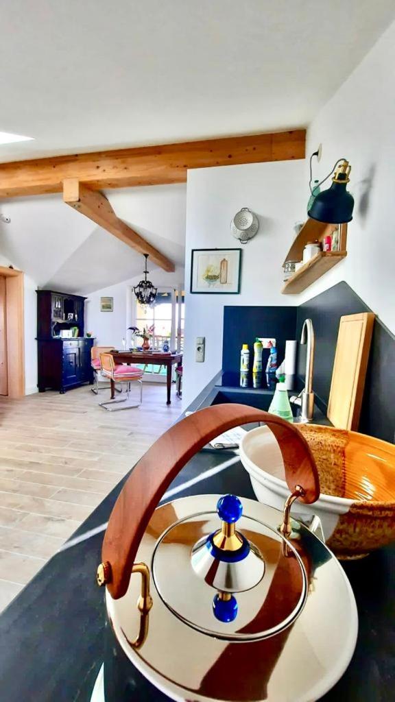 Ruhige Ferienwohnung in seenaher Künstlervilla in Gstadt