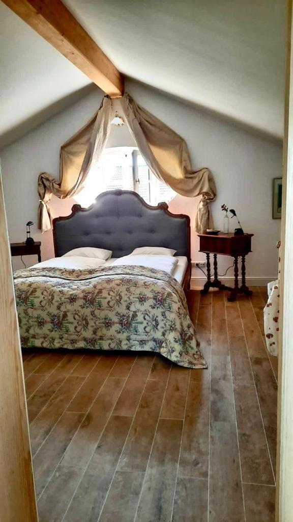 Ruhige Ferienwohnung in seenaher Künstlervilla in Gstadt