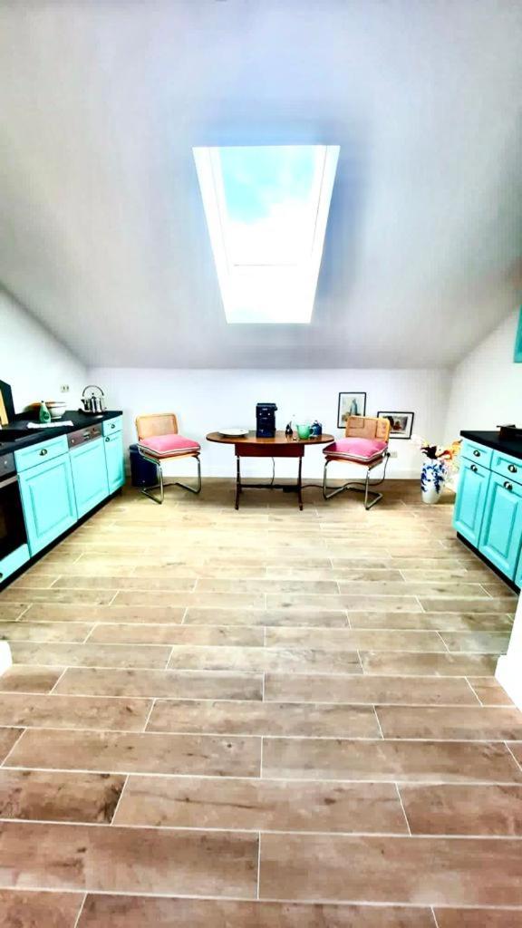 Ruhige Ferienwohnung in seenaher Künstlervilla in Gstadt