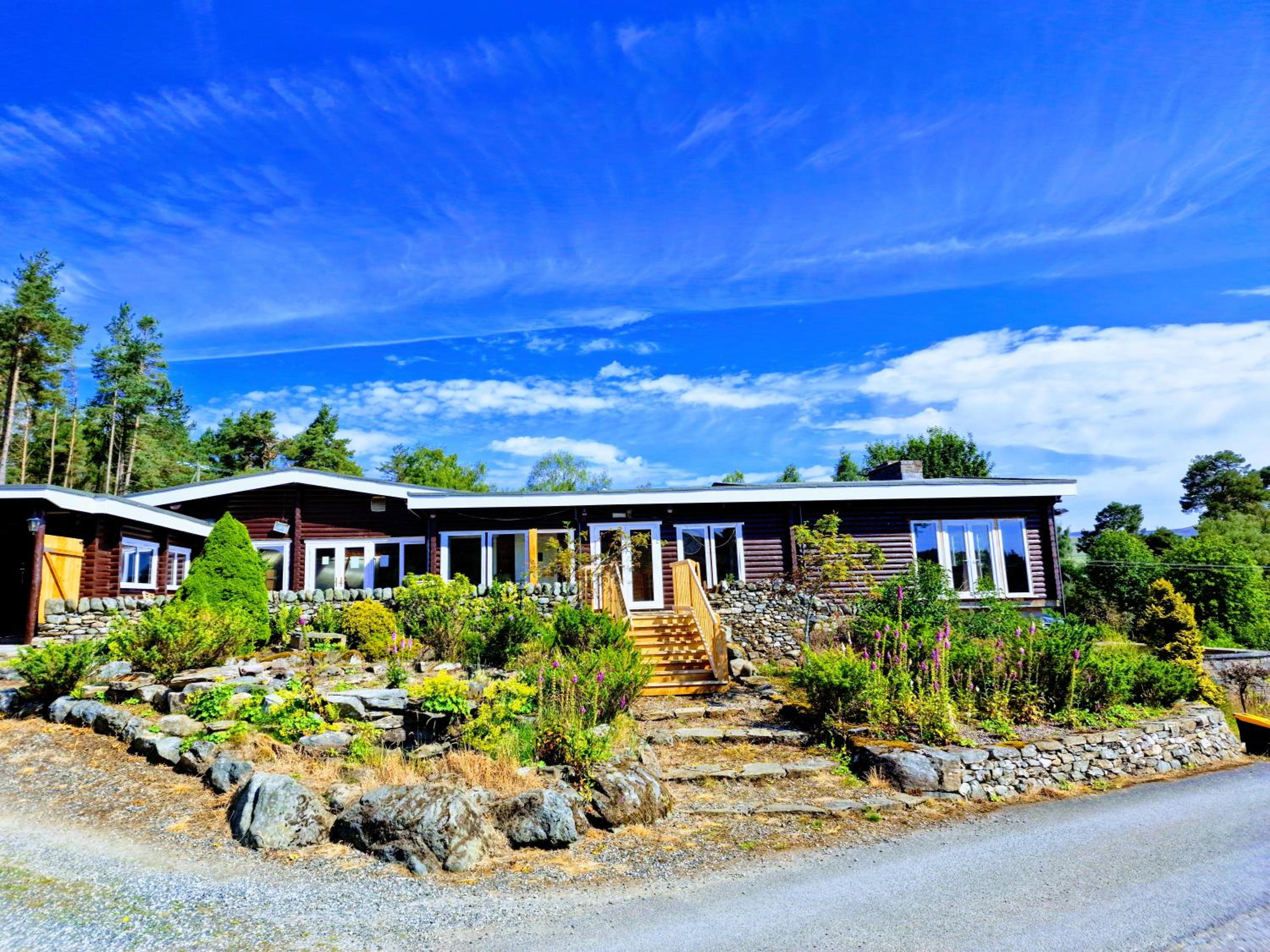 Hotel Kaoglen-Stags-Hot tub-Cairngorms-Pet Friendly - Image 1